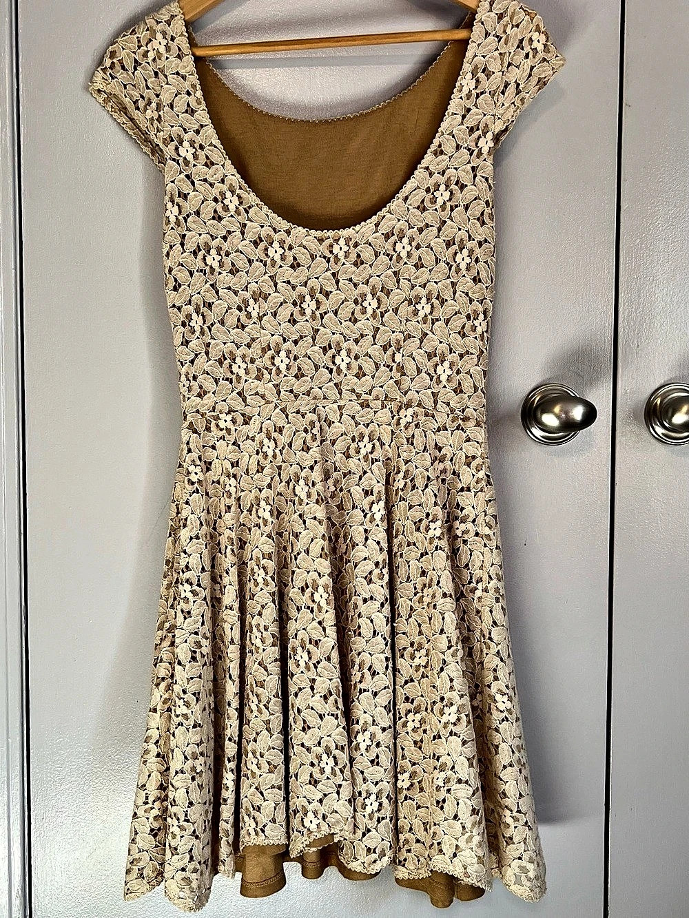 Paper Crown Floral Lace Midi Dress in Tan & Cream Like New
Medium